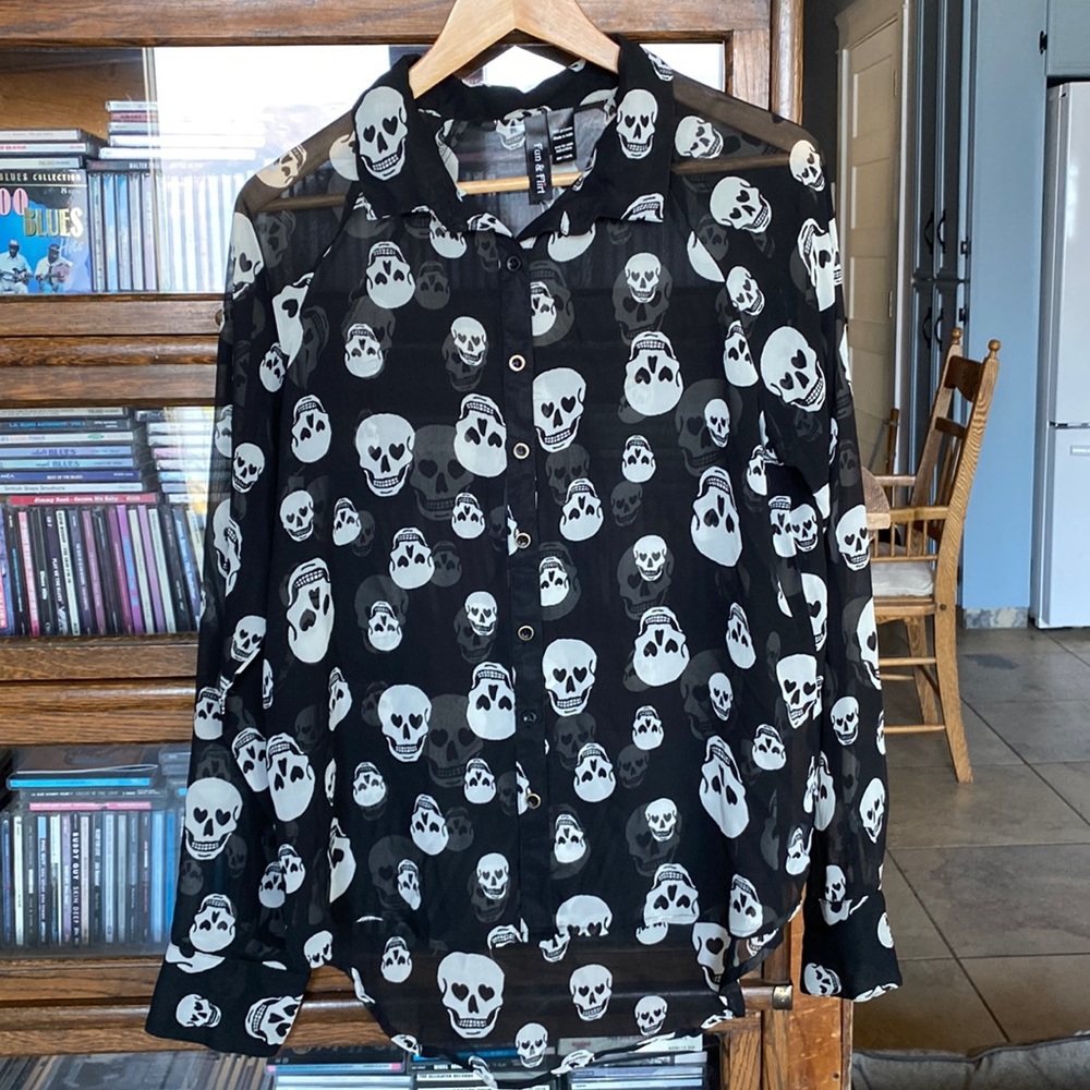 OCTOBER IS COMING Skull Motif “Fun and Flirt” Sheer High/Low Blouse Size Large